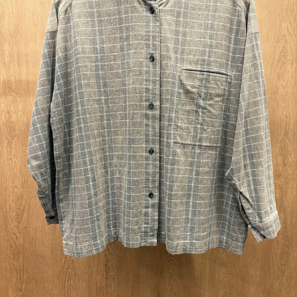 이세이미야케 긴팔 카라넥 셔츠 체크 패턴 프론트 포켓 디테일 그레이 상품이미지5