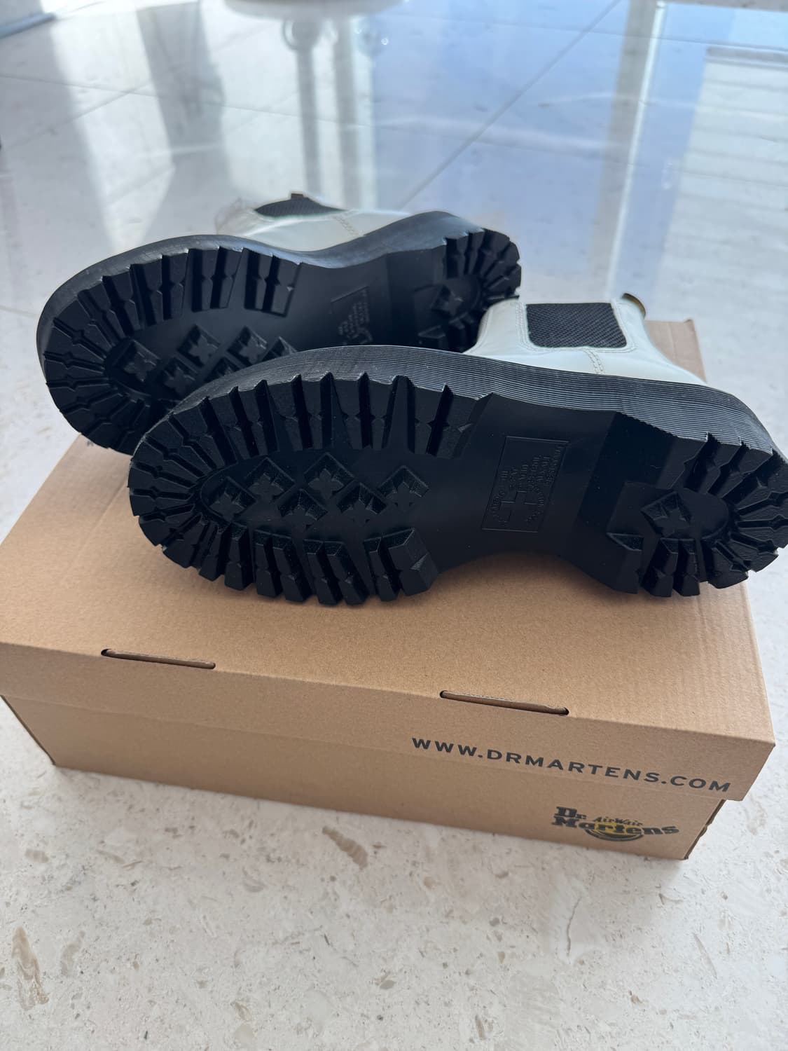 닥터마틴 화이트 첼시부츠 uk 4 새상품 Ssense 구매후 보관만 한  상품이미지3