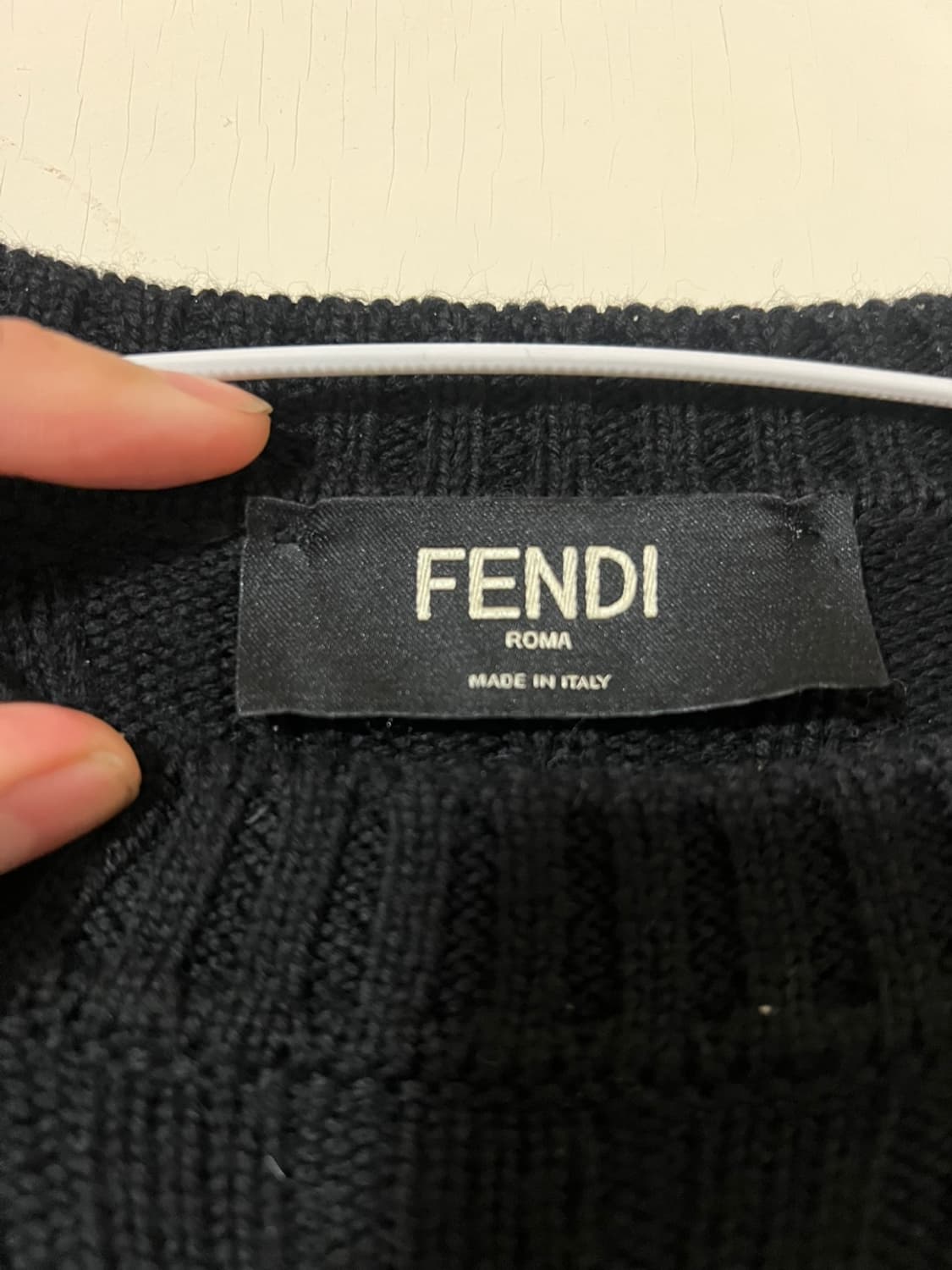펜디 로고 울 니트 블랙 팝니다. 상품이미지3