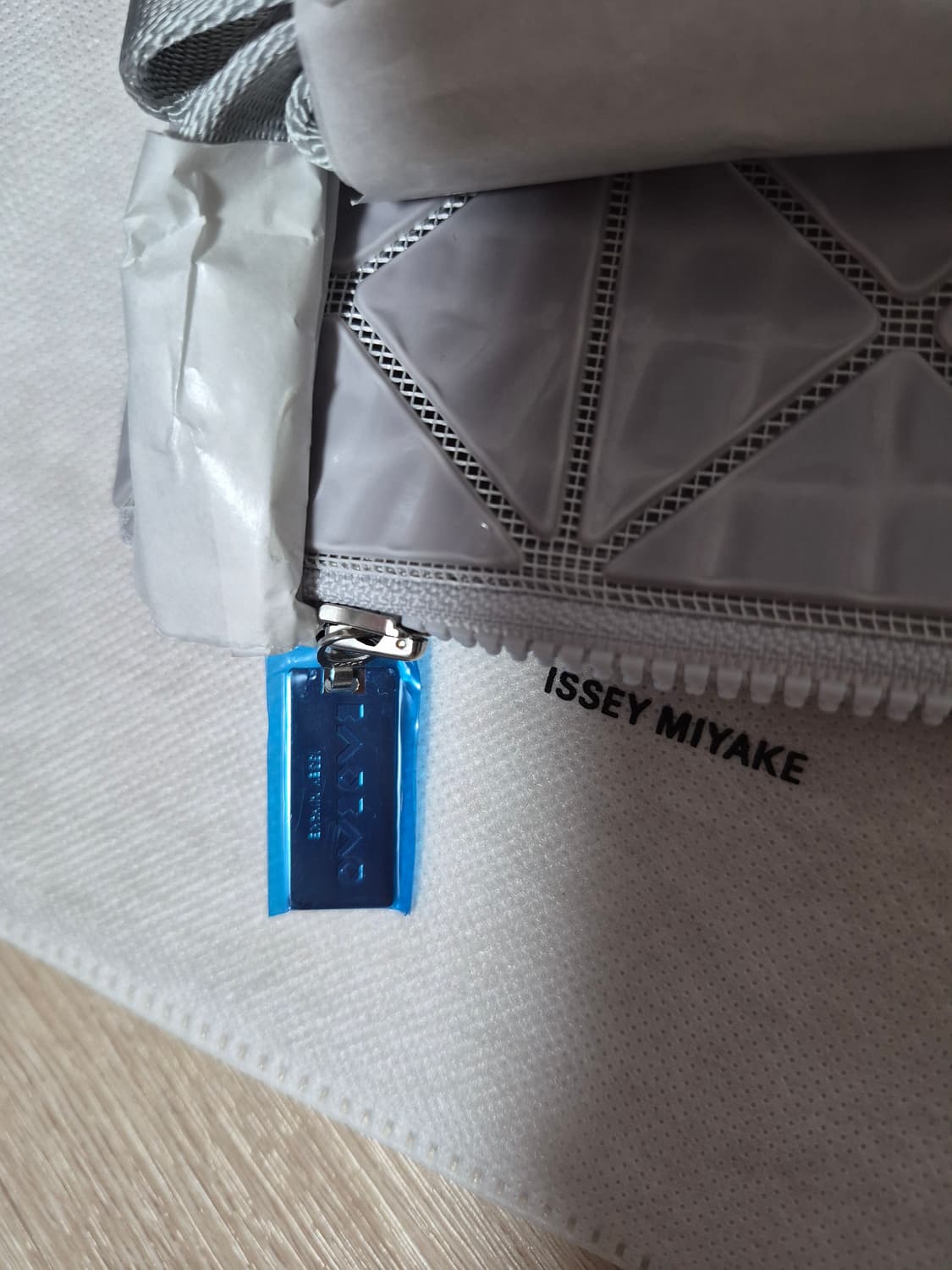 [정품 새상품] 바오바오 카이주 크로스백 그레이 상품이미지4