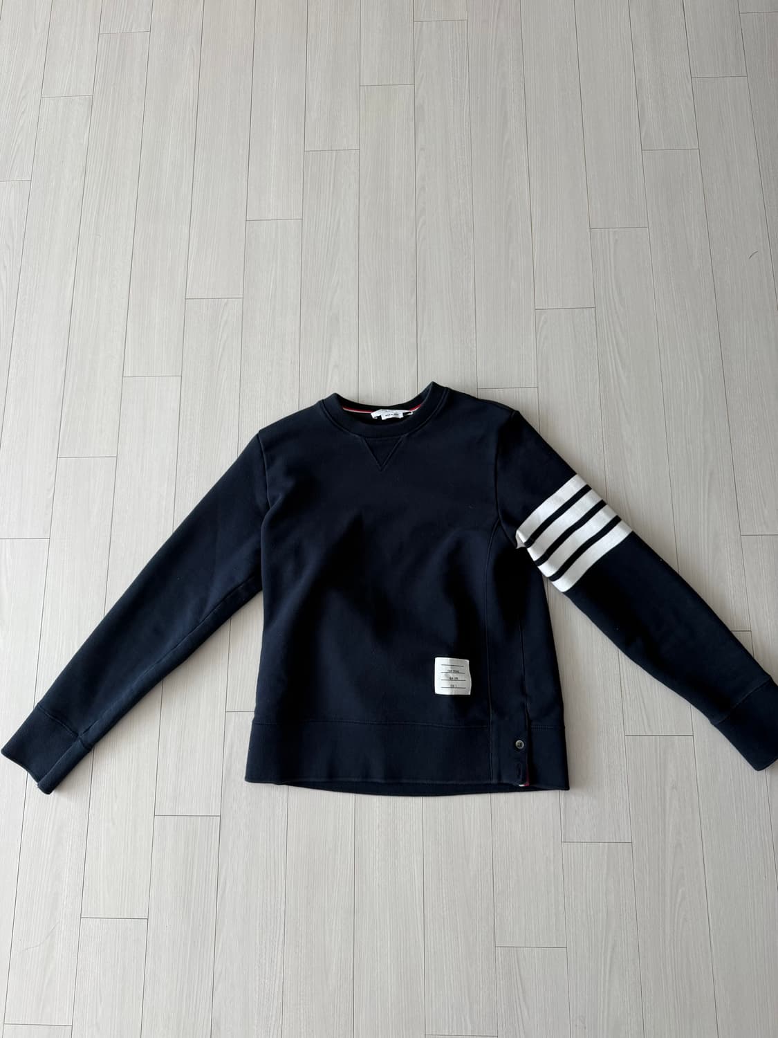 [S급/24SS]톰브라운 사선완장 네이비 맨투맨 2사이즈 상품이미지1