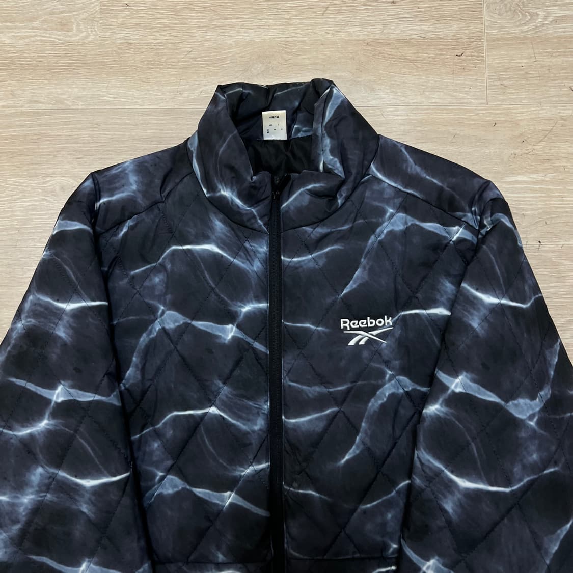 리복 그래픽 하이넥 경량패딩 퀼팅 점퍼 [블랙] M/95 상품이미지2