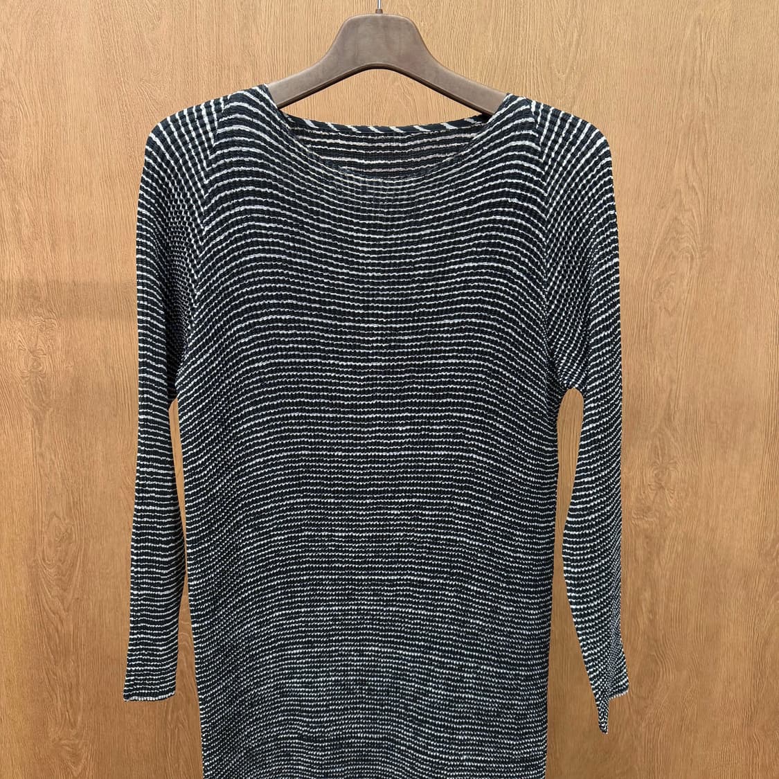 스피치오 플리츠 롱 원피스 스트라이프 패턴 라운드넥 디테일 루즈핏 블랙 상품이미지4