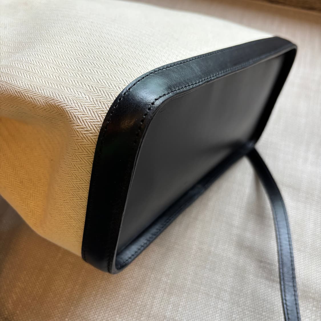 킨더살몬(KINDERSALMON) 레더 트림 캔버스 크로스바디 에크루 상품이미지8