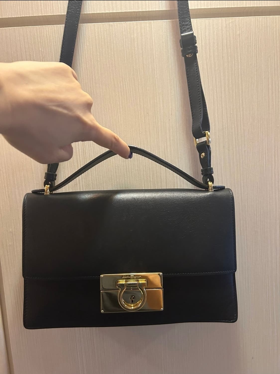 페레가모 간치니 블랙 숄더백 상품이미지1