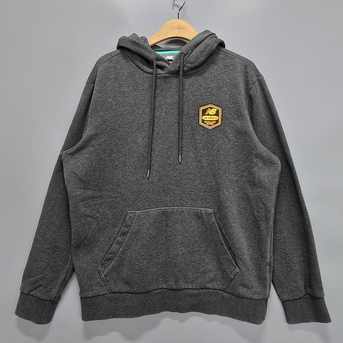 뉴발란스(New Balance) 로고 패치 후드티 그레이 100 상품이미지1