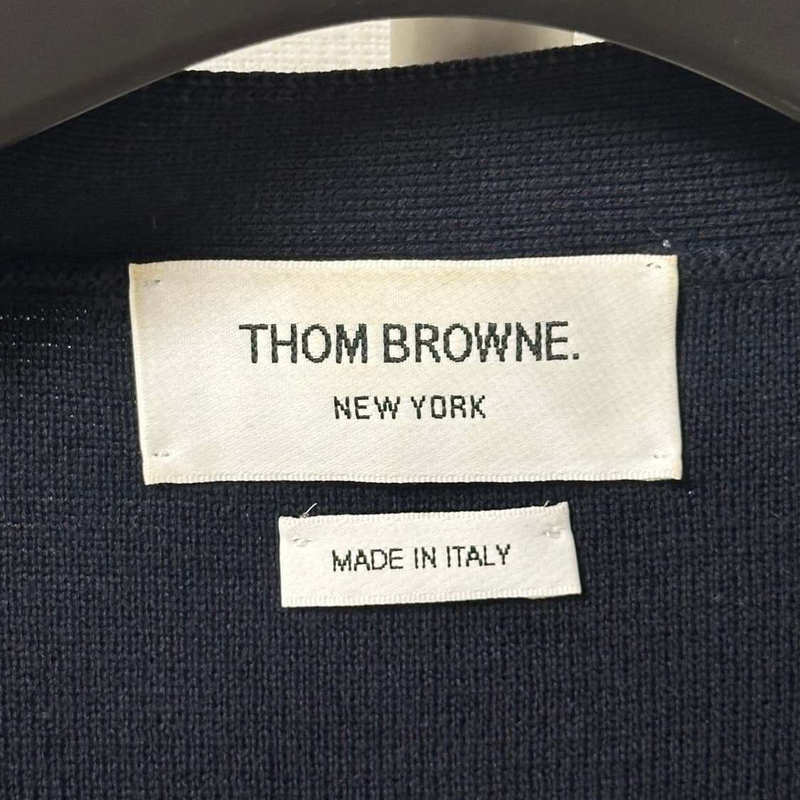 [2] 톰브라운 밀라노 스티치 금장 가디건 네이비 상품이미지3