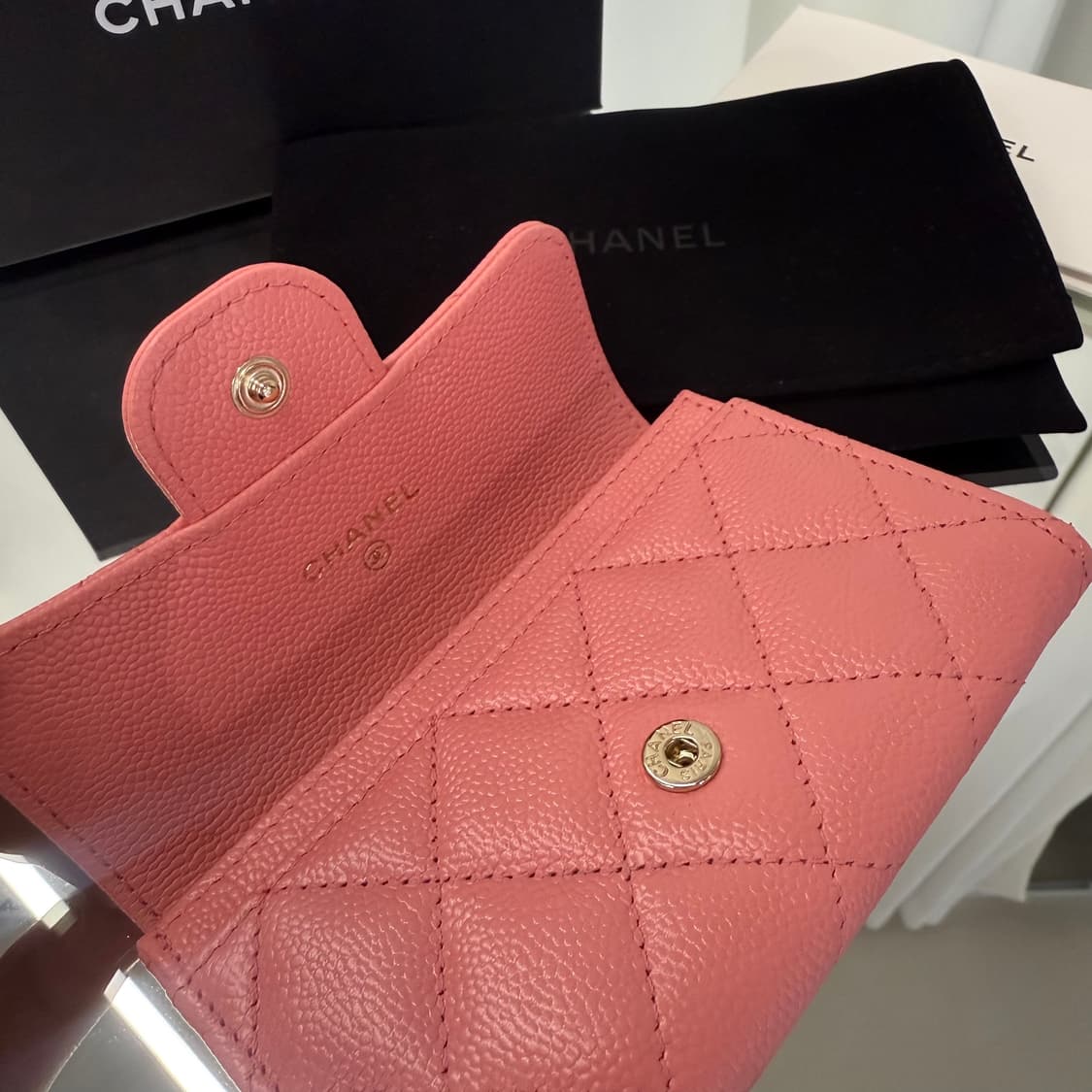 샤넬 클래식 카드 홀더 그레인드 카프스킨 & 골드 메탈 유광핑크 상품이미지5