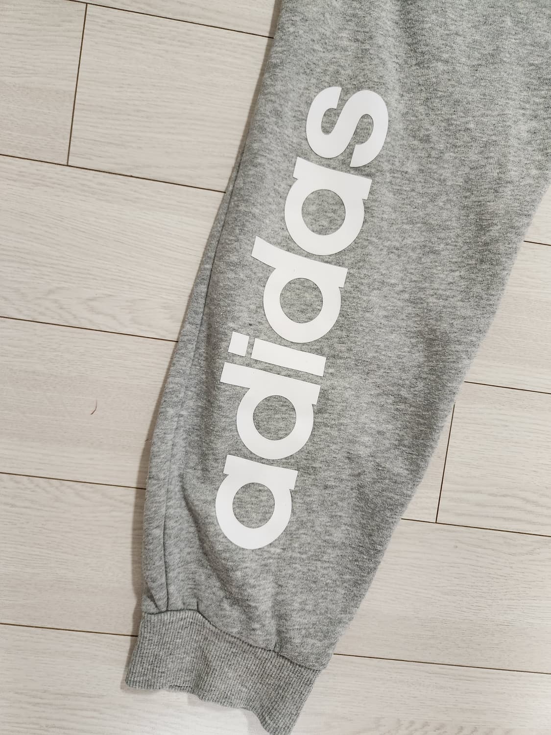 아디다스 기모 에센셜 조거 트레이닝 팬츠입니다. 사이즈는 XL이고, 평소 상품이미지5