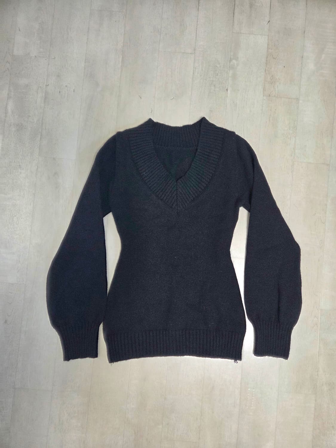 V넥 오프숄더 슬림핏 블랙니트 상품이미지1