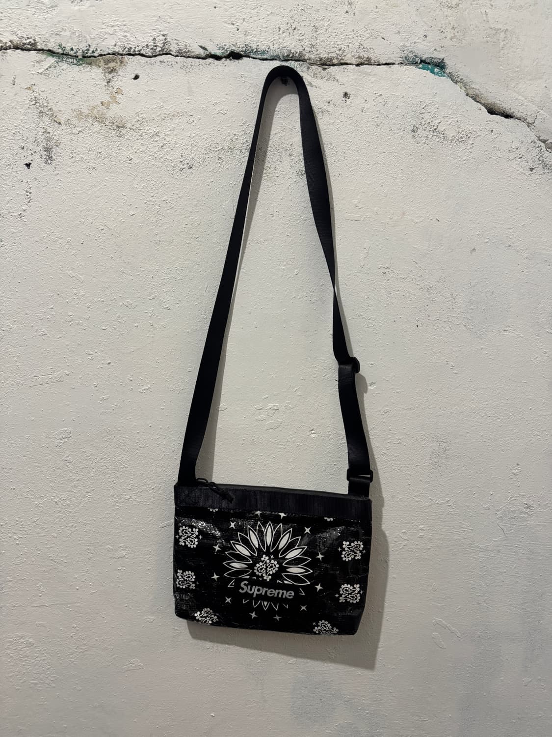 슈프림 반다나 타프 크로스백 상품이미지2