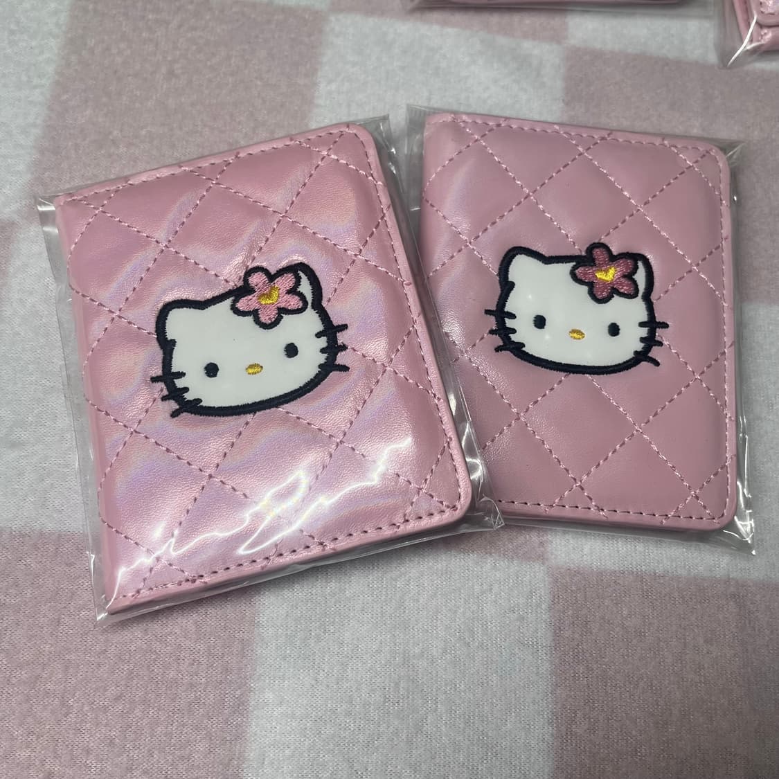 산리오 헬로키티 2단 퀄팅 반지갑 미개봉 상품이미지1