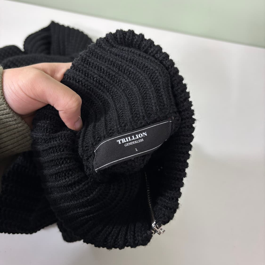 XL 트릴리온 블랙 짜임 반집업니트 상품이미지4