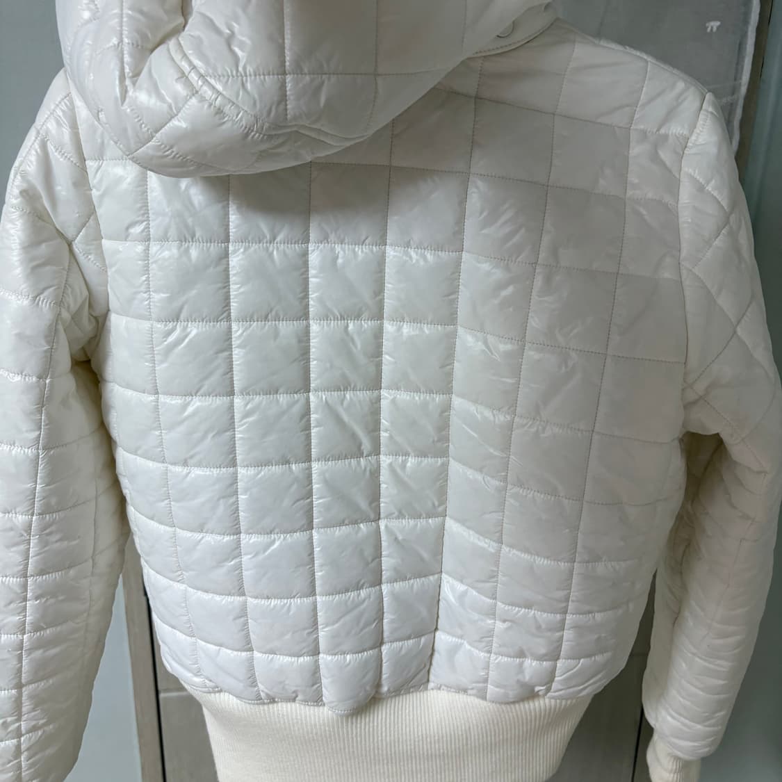 아디다스 퀄팅 경량 후드 패딩 실버로고 상품이미지2