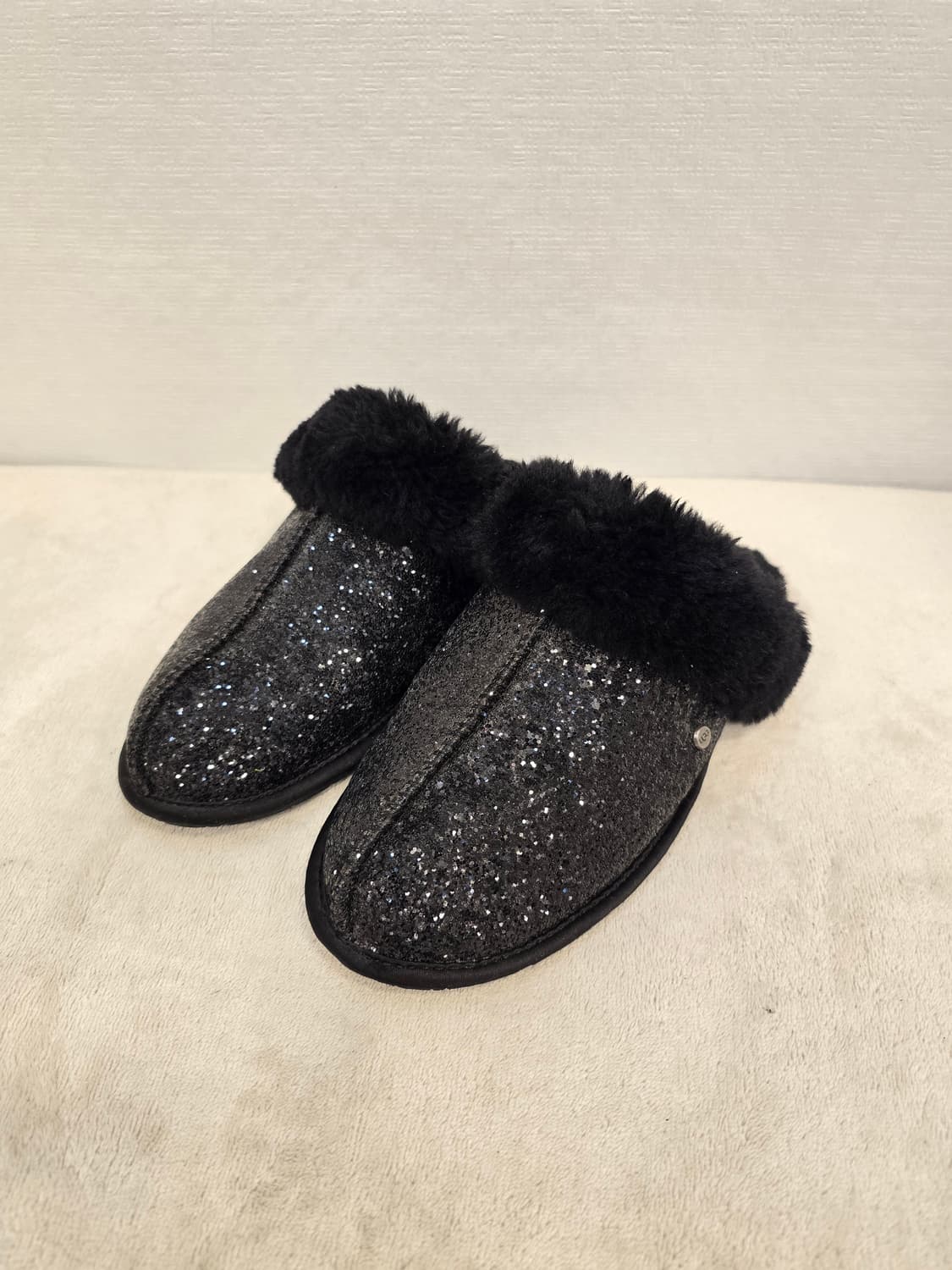 거의새거) UGG 어그 블랙 글리터 털 슬리퍼 240 상품이미지4