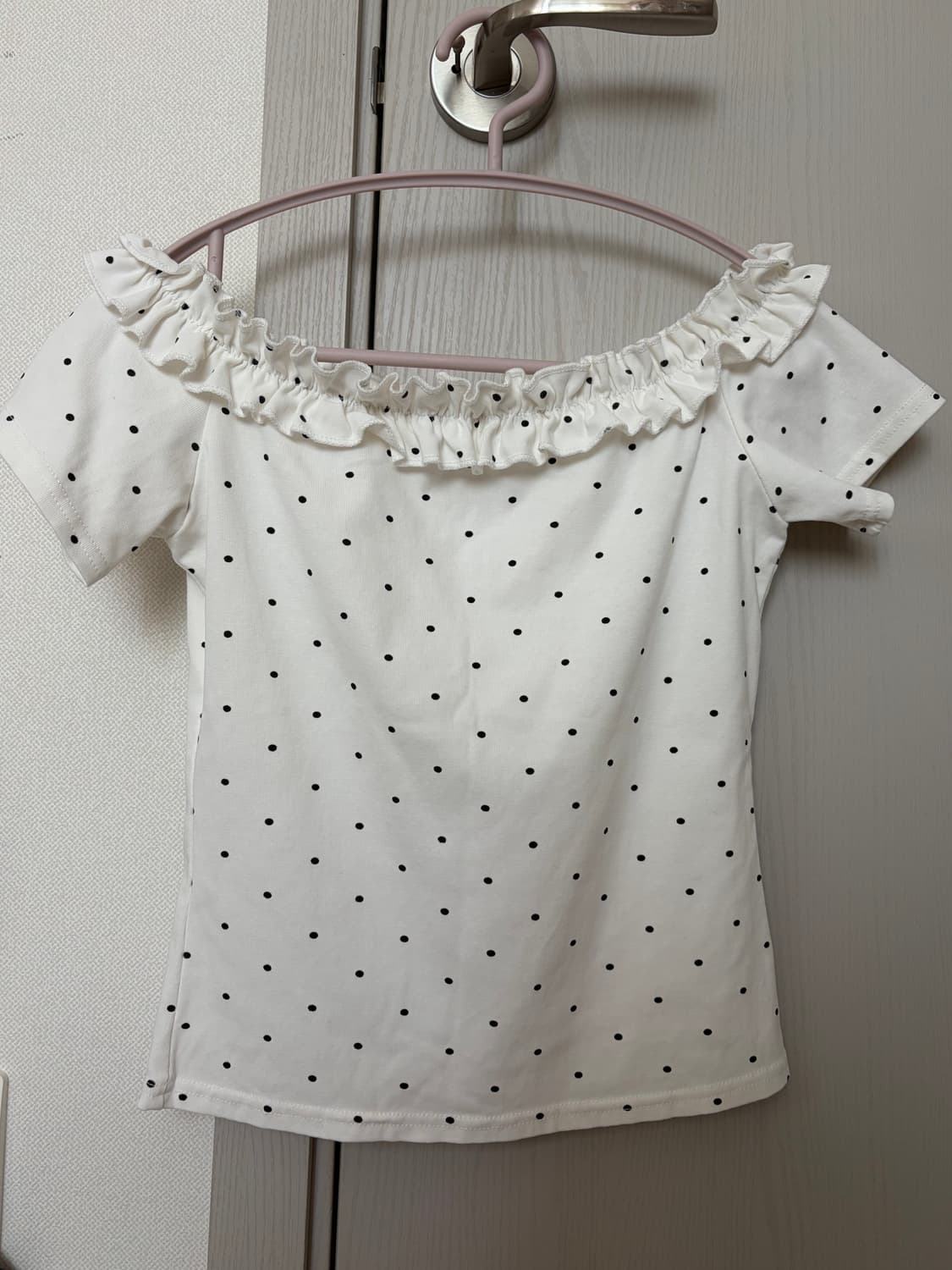 화이트 도트 프릴 오프숄더 상품이미지1