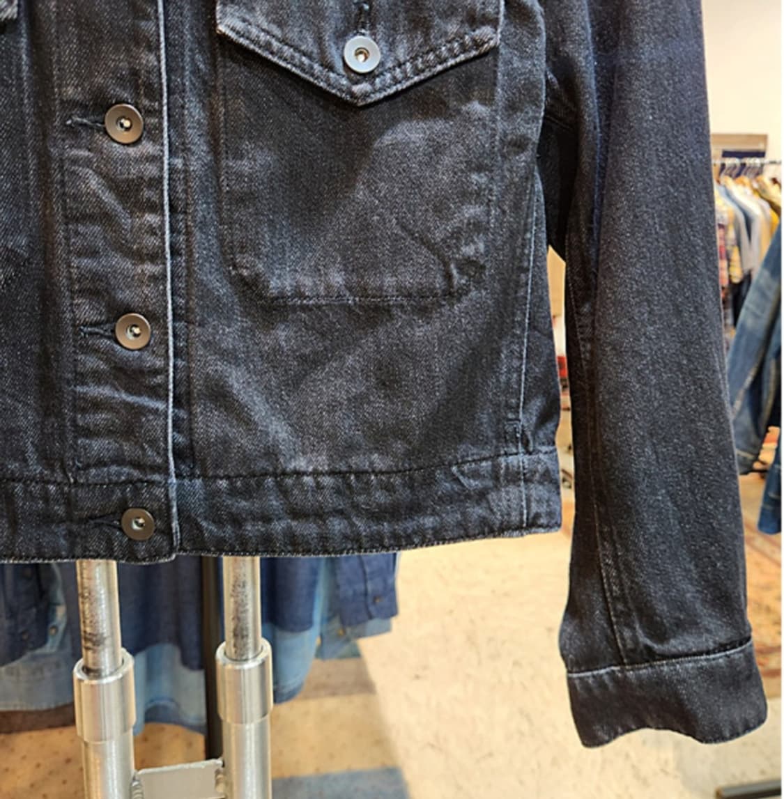 새제품 UNIQLO 유니클로 흑청 크롭 데님 자켓 상품이미지4