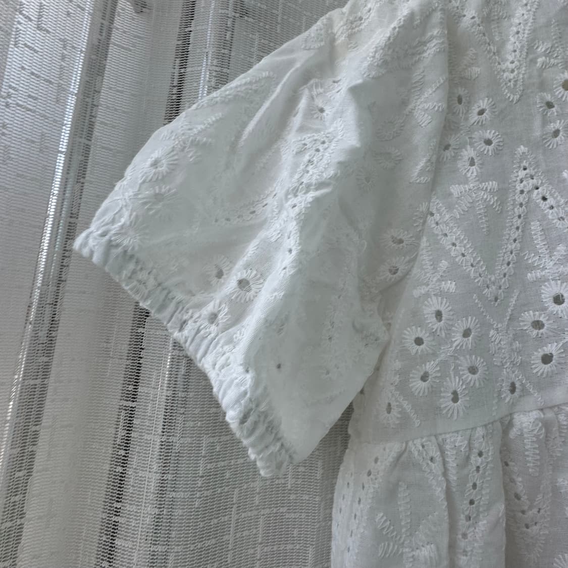 새상품 화이트 펀칭레이스 반팔 블라우스 예뻐요 상품이미지5