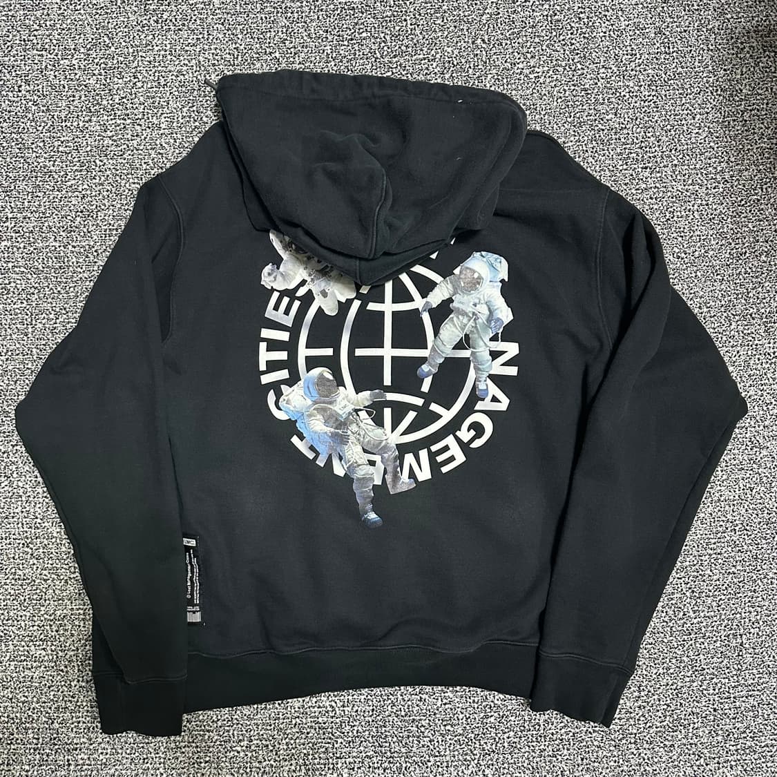 (L추천) LMC 블랙 스페이스 그래픽 우주인 후드티 상품이미지4