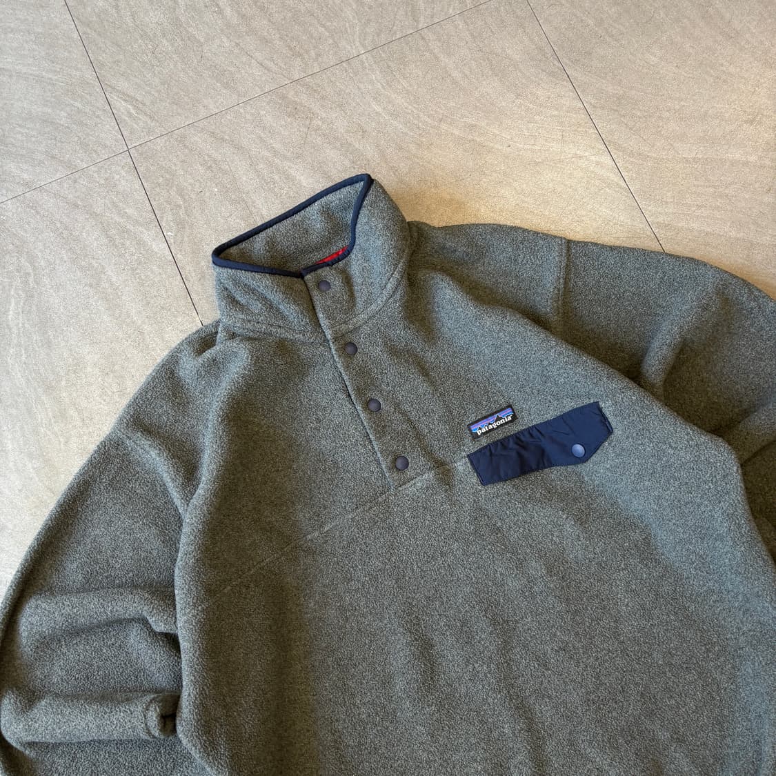 파타고니아 정품 신칠라 그레이 스냅티 상품이미지2
