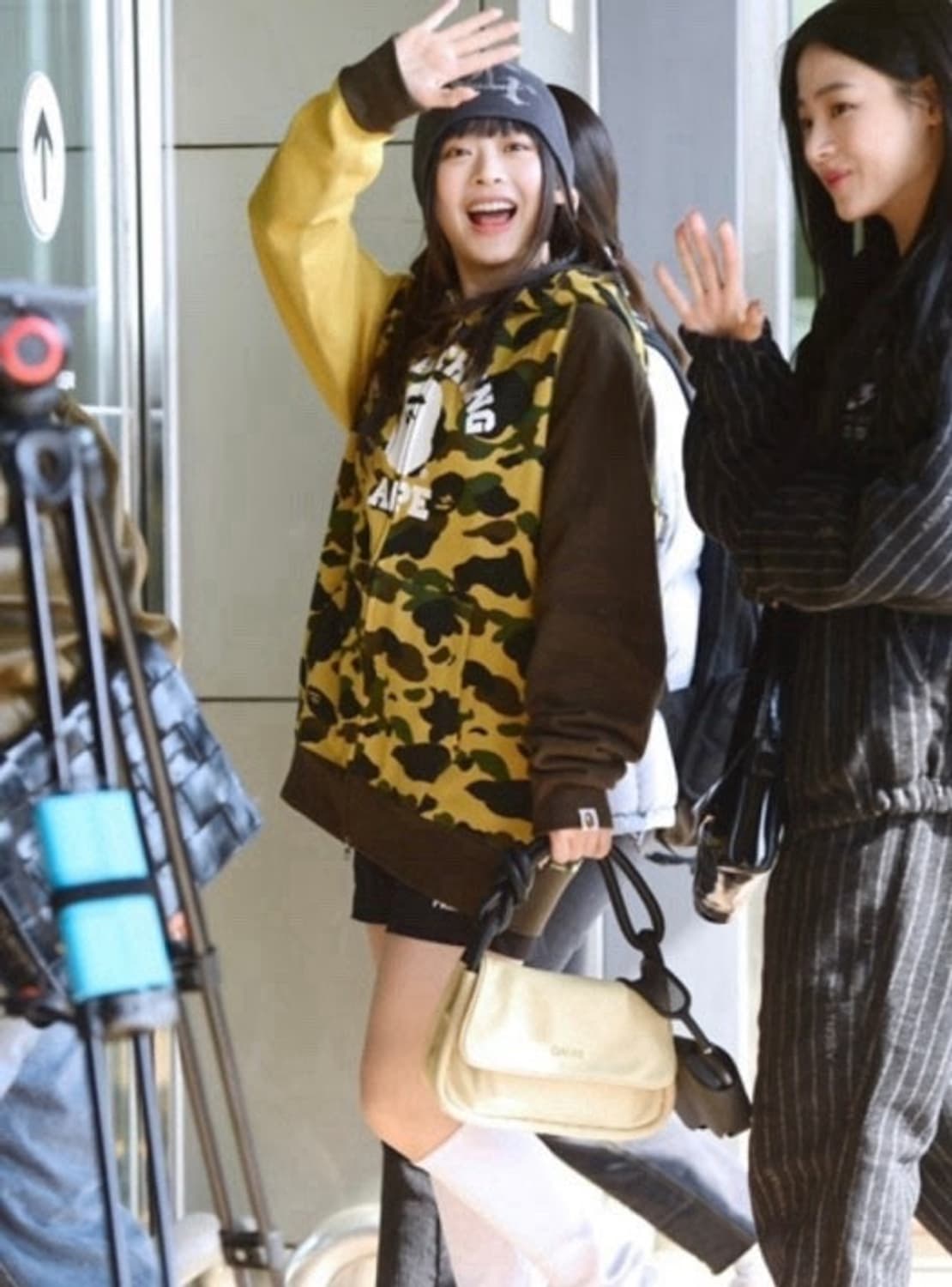 새상품급) 뉴진스 하니 컬리지 황계 베이프 샤크 후드집업 상품이미지2