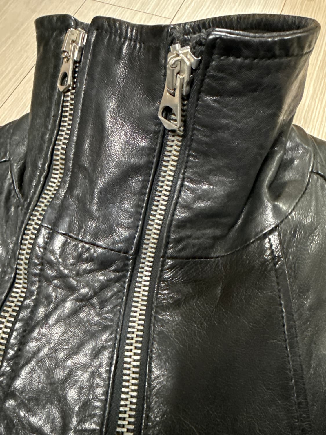 Takeshy Kurosawa 비대칭 하이넥 레더 자켓 상품이미지6