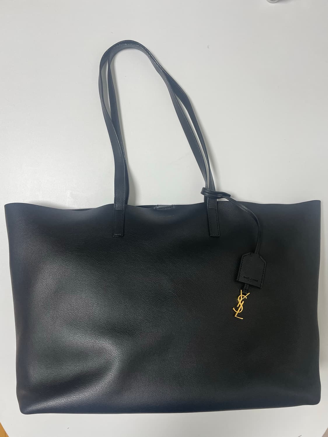 생로랑 이스트웨스트 레더 쇼퍼백 블랙(현대백화점본점구매) 상품이미지2