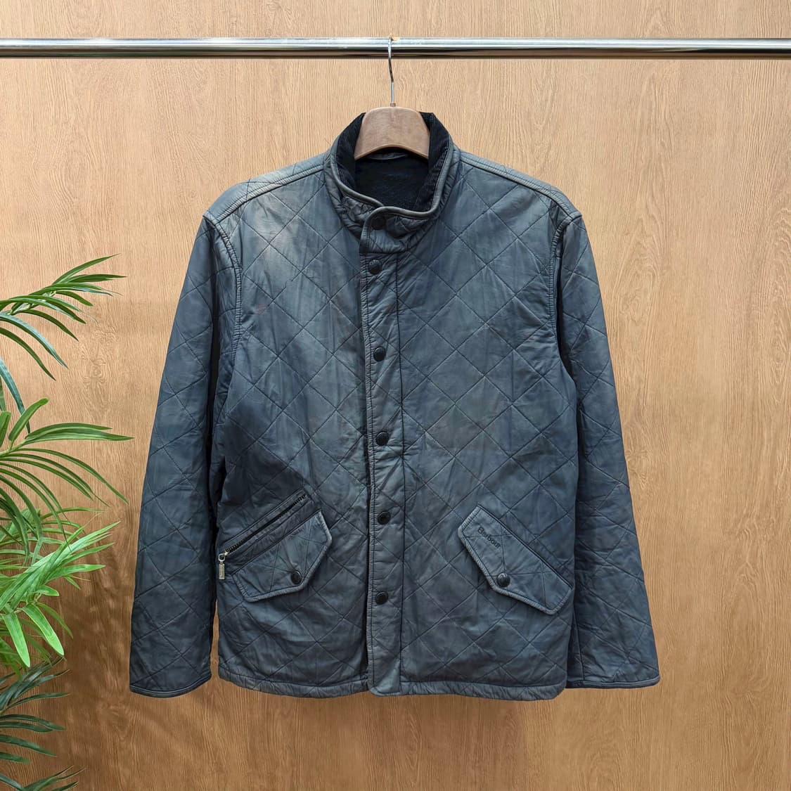 바버 퀄팅 자켓 코듀로이 카라 배색 지퍼 포켓 디테일 레귤러핏 차콜 상품이미지1