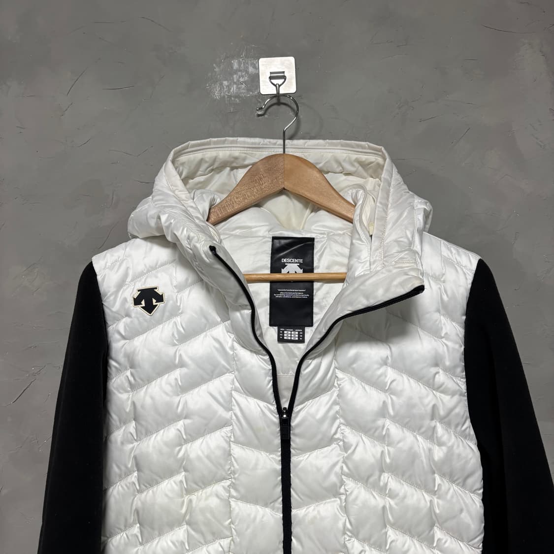 데상트 퀄팅 하이브리드 패딩 플리스 자켓 화이트 상품이미지2