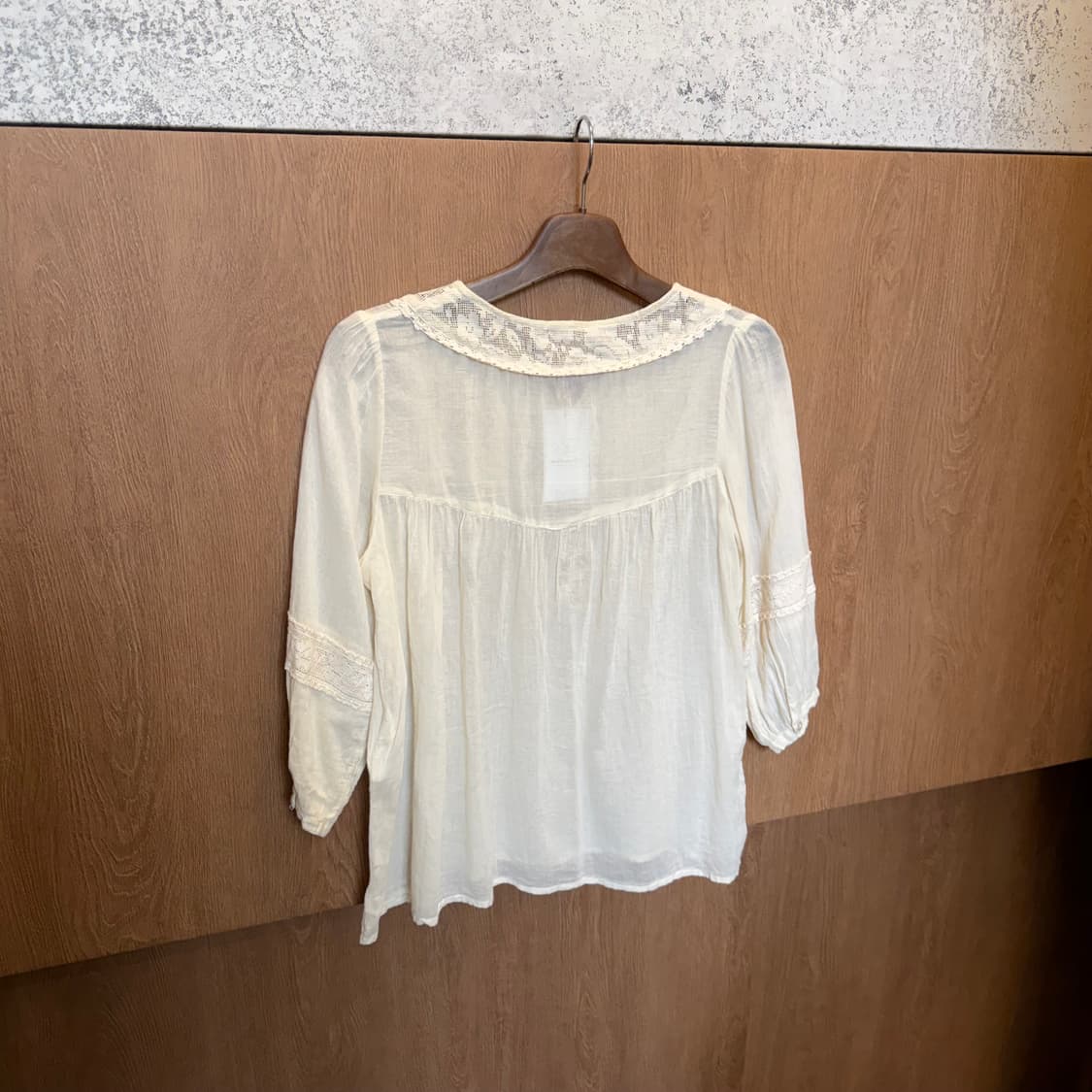 빈티지 헨리넥 블라우스 플로럴 레이스 자수 디테일 루즈핏 아이보리 상품이미지2