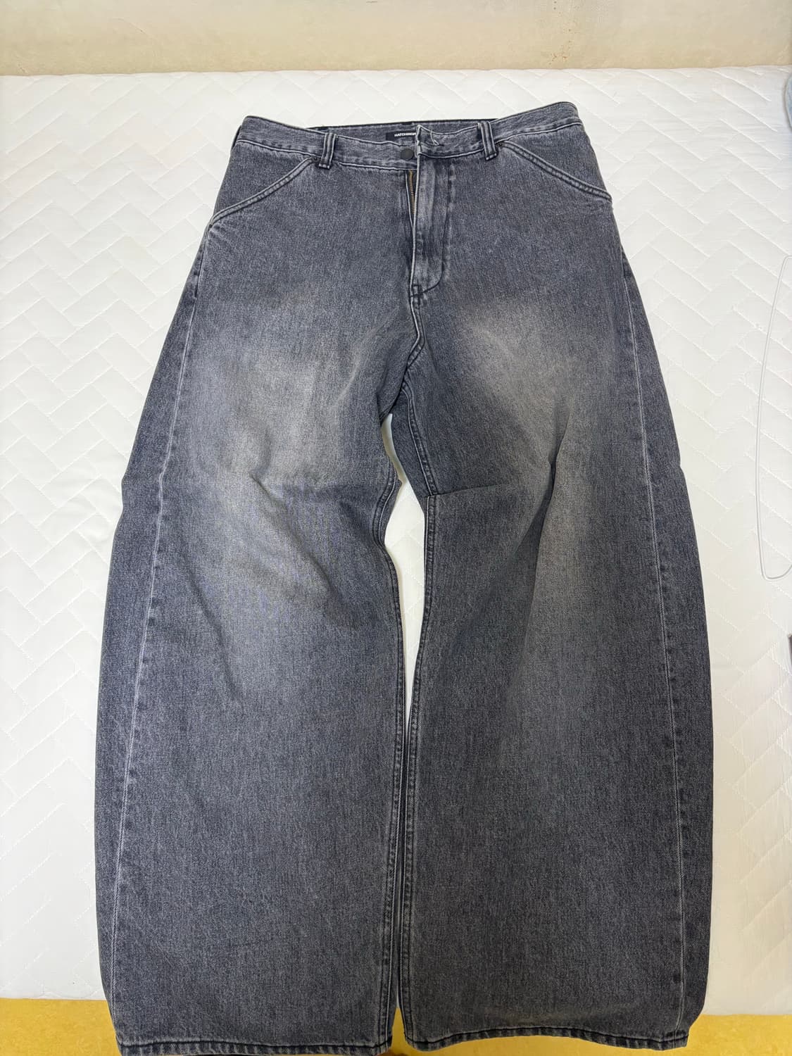 해칭룸 와이드 커브드진(워시드 블랙) 상품이미지1