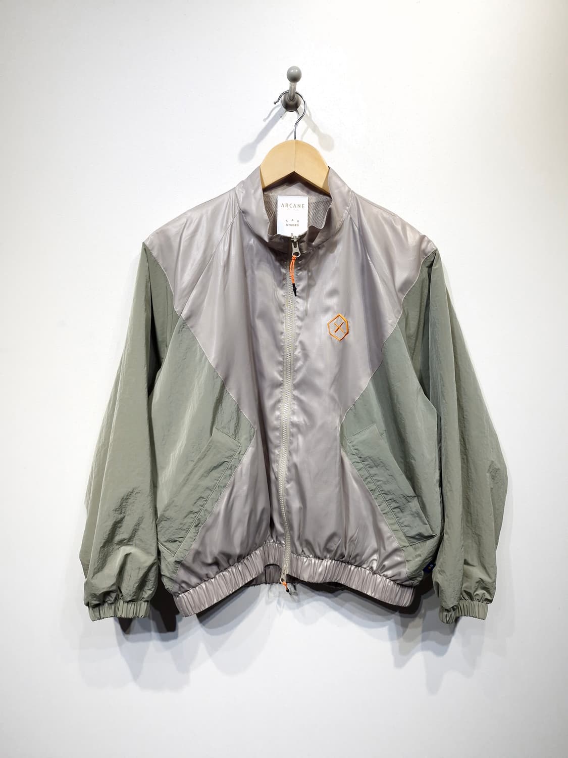 아이앱 스튜디오 x 아케인 에코 트랙탑 더스트오렌지 상품이미지2