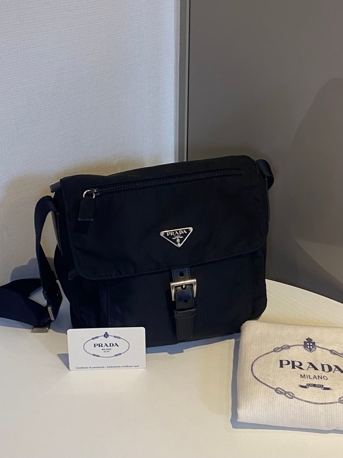 프라다 나일론 원버클 크로스백 상품이미지1