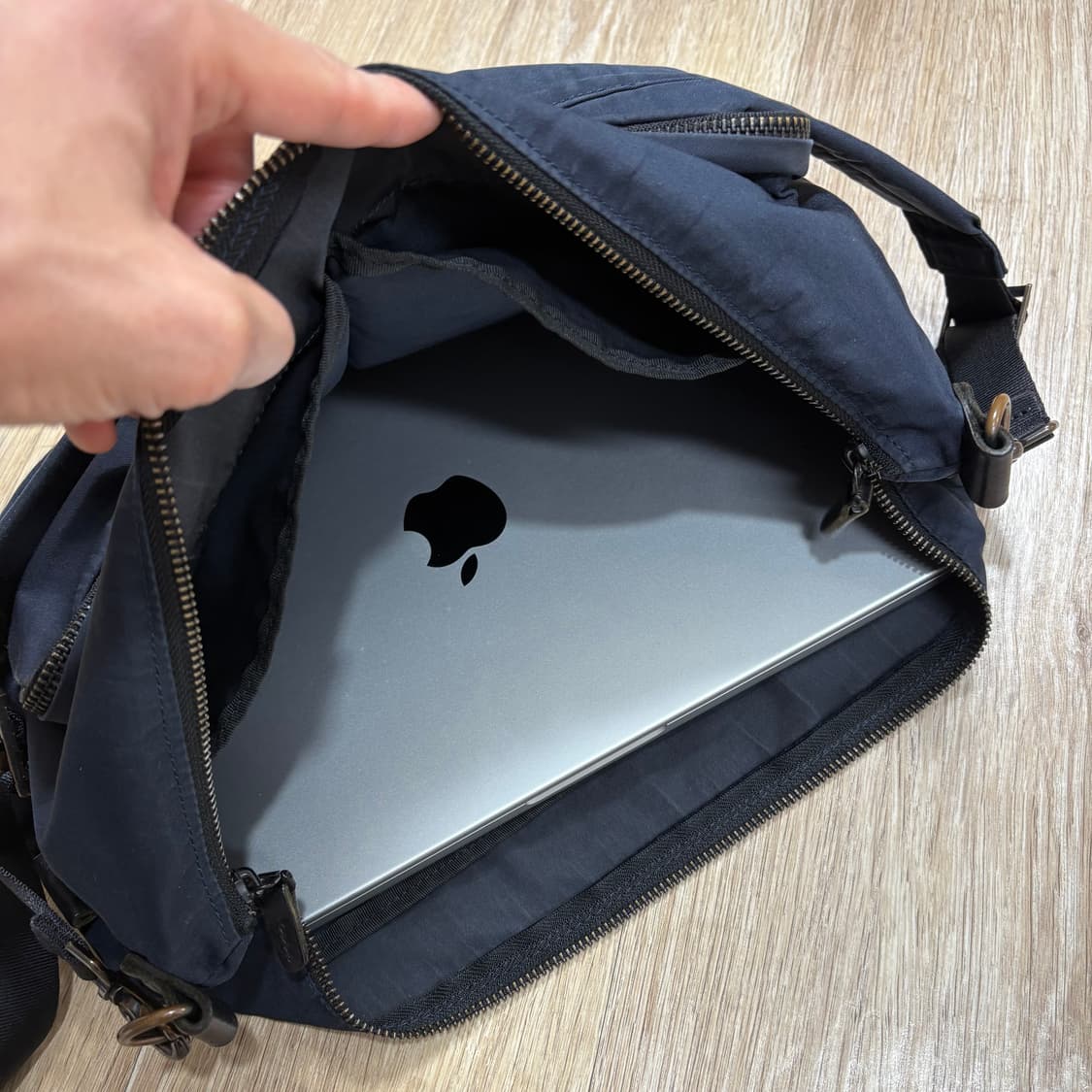 아미아칼바 바디백 네이비 상품이미지3