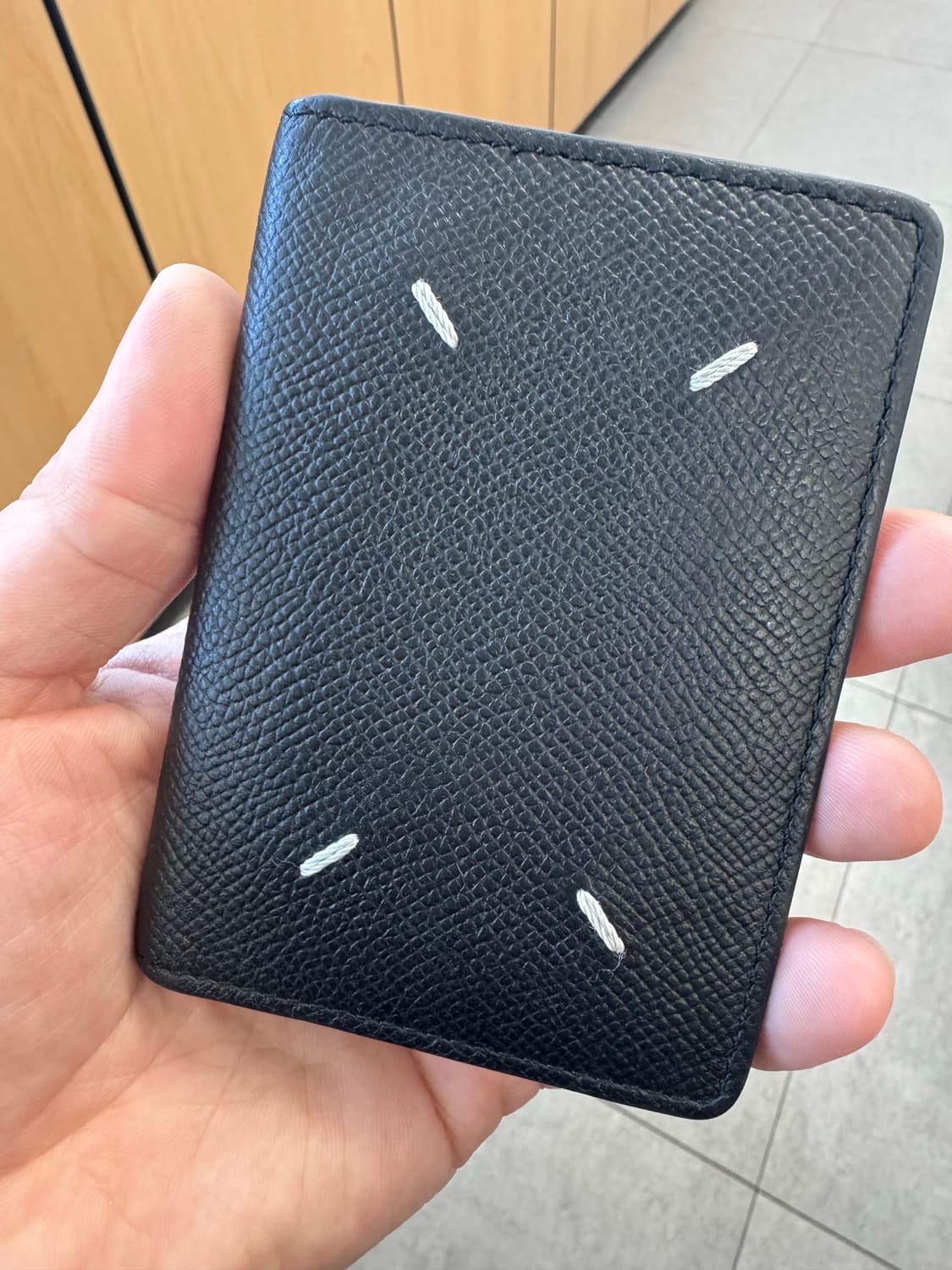 메종 마르지엘라 레더 바이폴드 카드 홀더 블랙 상품이미지2