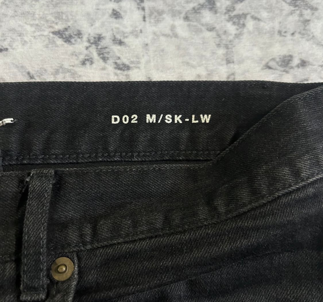 생로랑 D02 무릎 슬릿 디스트로이드 블랙 데님 상품이미지5