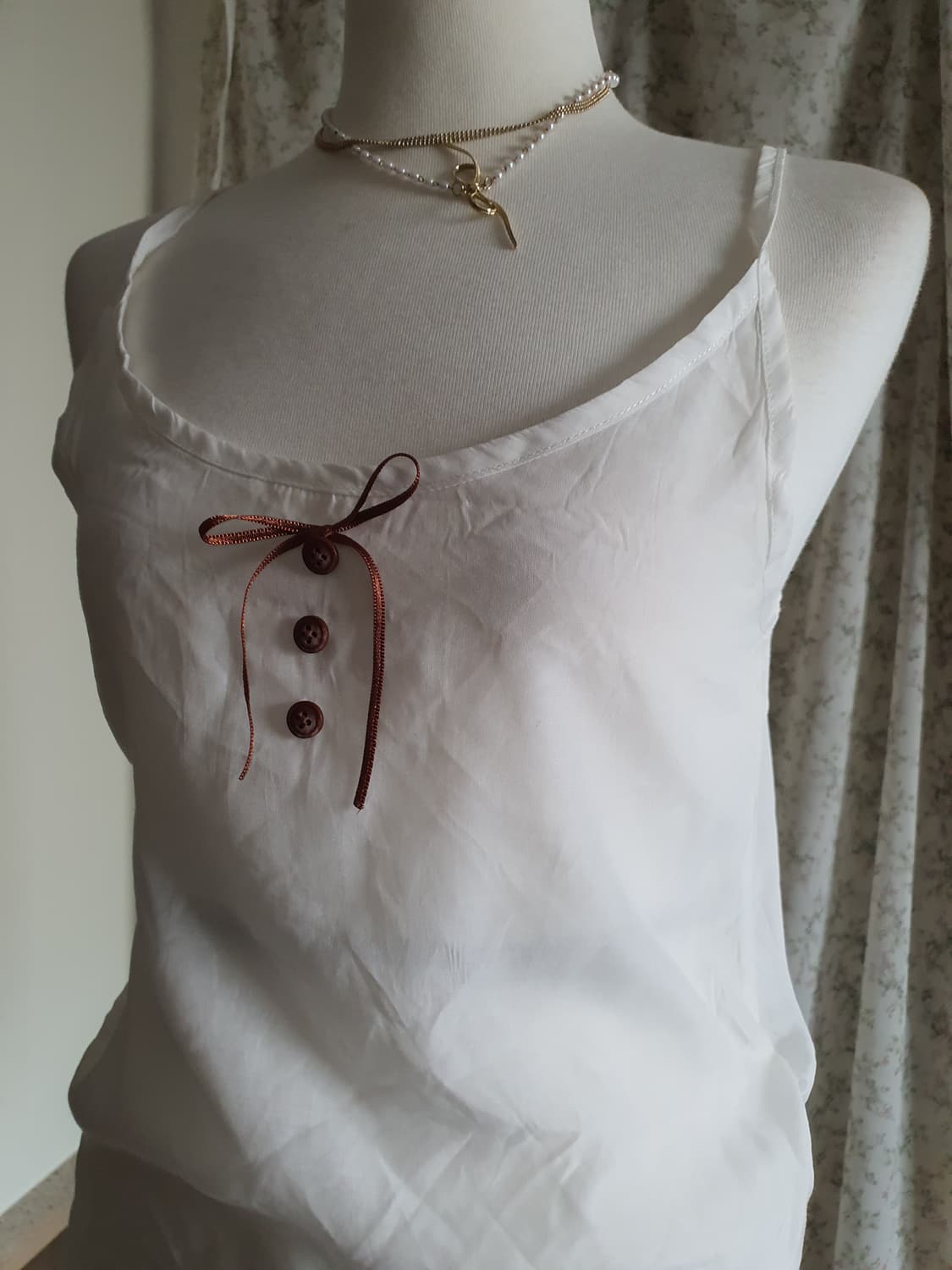 [모리걸] 화이트 리본 장식 슬리브리스 탑 나시 상품이미지2