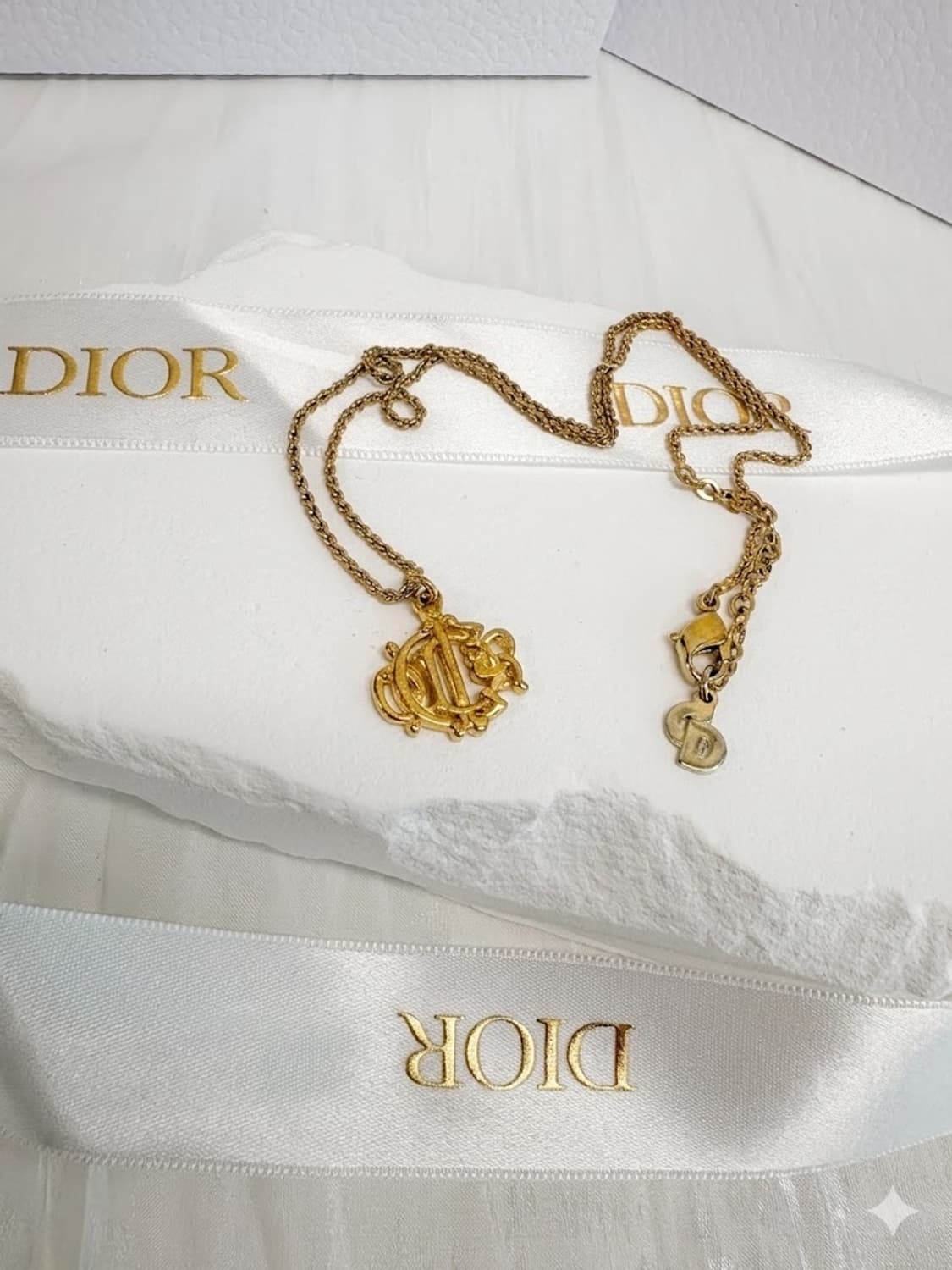 👑[초희귀템] 디올 빈티지 엠블럼 로고 골드 목걸이 ✨ 상품이미지1
