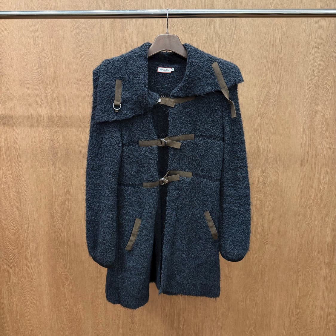 막스앤코 니트 코트 부클 텍스처 토글 스트랩 디테일 레귤러핏 차콜 상품이미지2