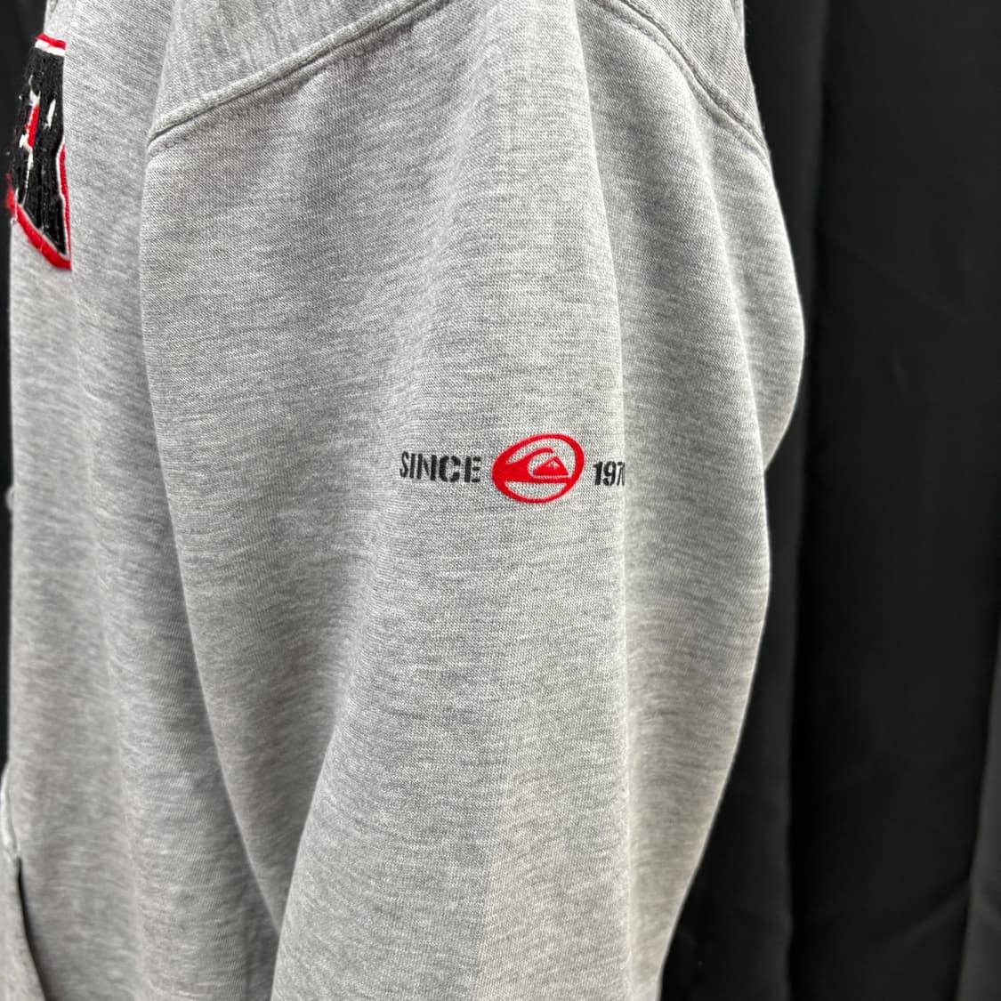 퀵실버(Quiksilver) 빅로고 아치형 자수 그레이 후드티 상품이미지9