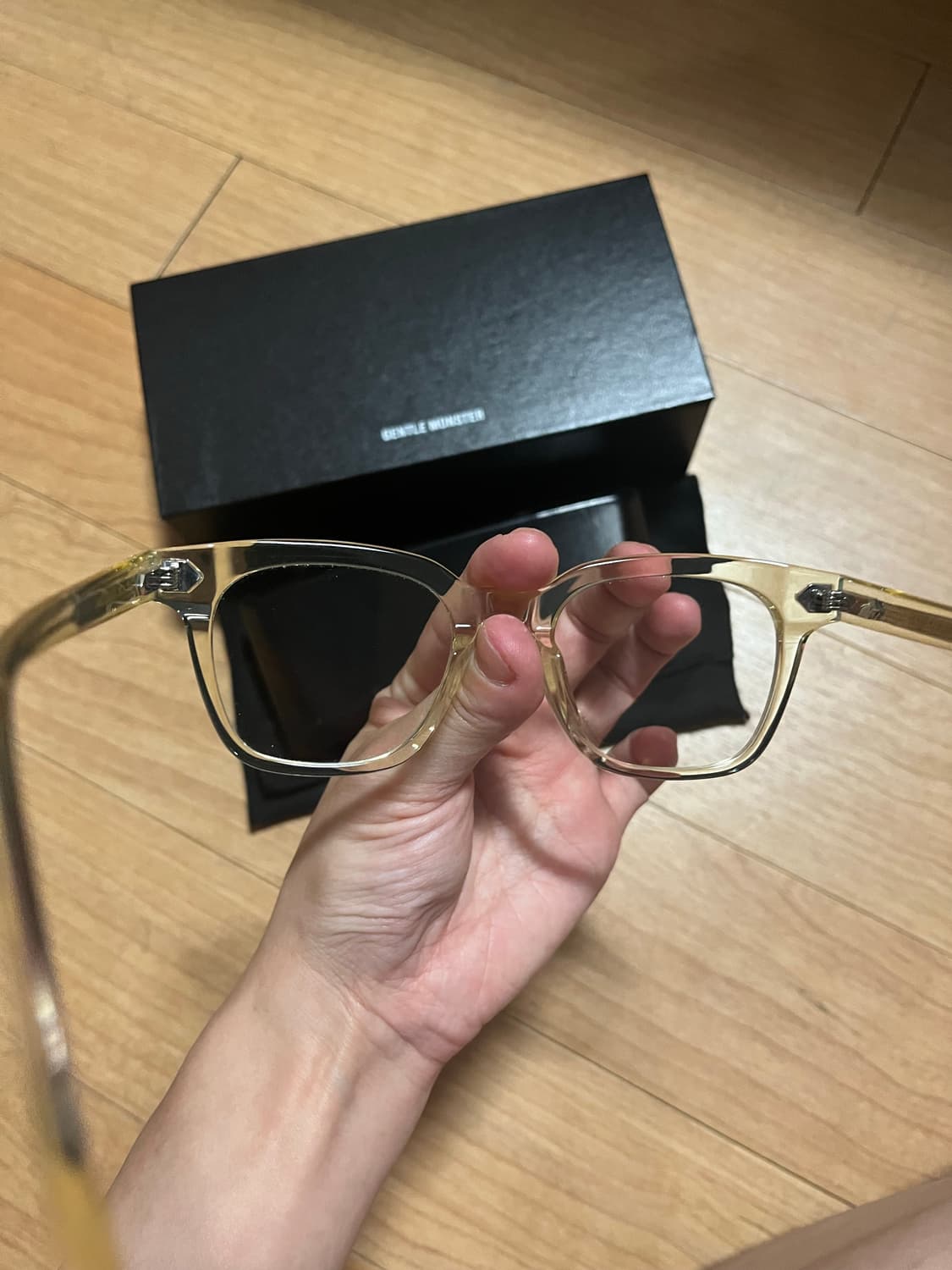 젠틀몬스터 투명뿔테안경 상품이미지4