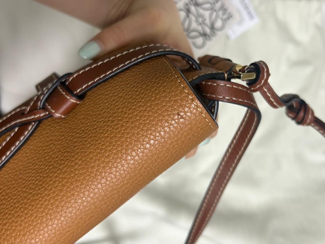 제니, 리아 로에베 게이트백 미니 탄 상품이미지5