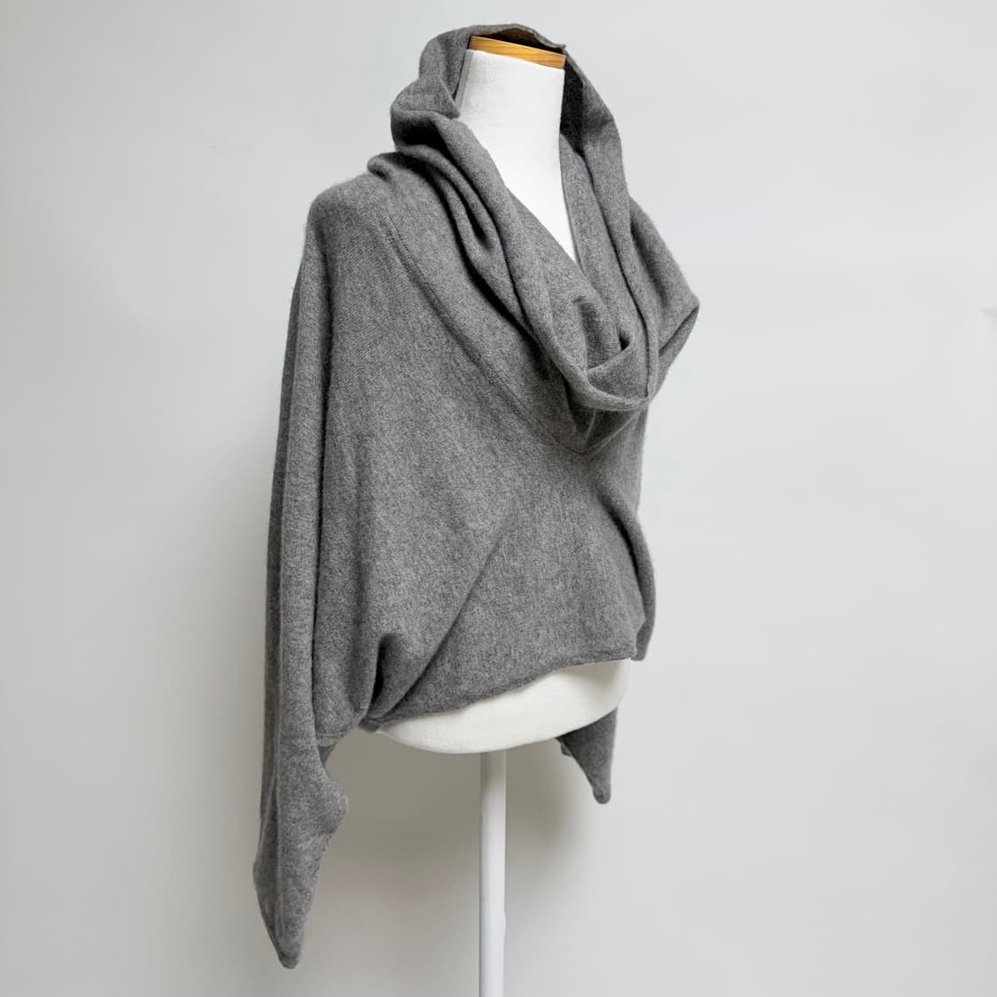 [캐시미어 100%] 드레이프 언발 그레이 니트 탑 상품이미지2