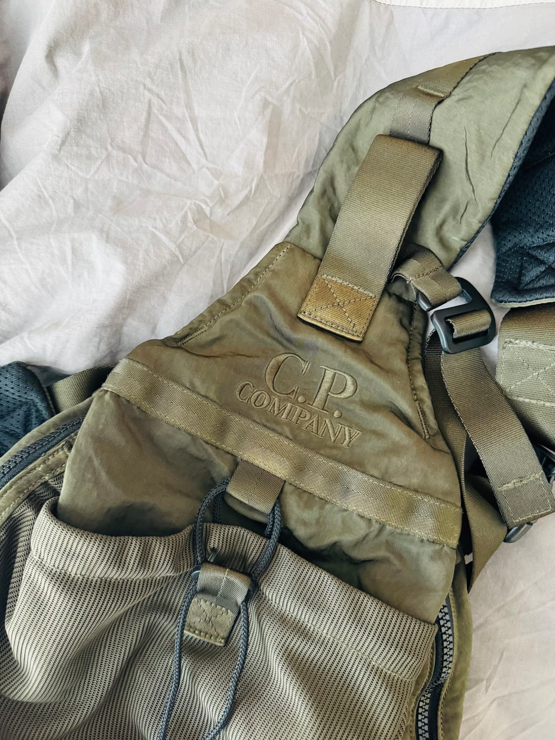 CP컴퍼니 나일론 B 크로스바디 백 아이비 그린 상품이미지2