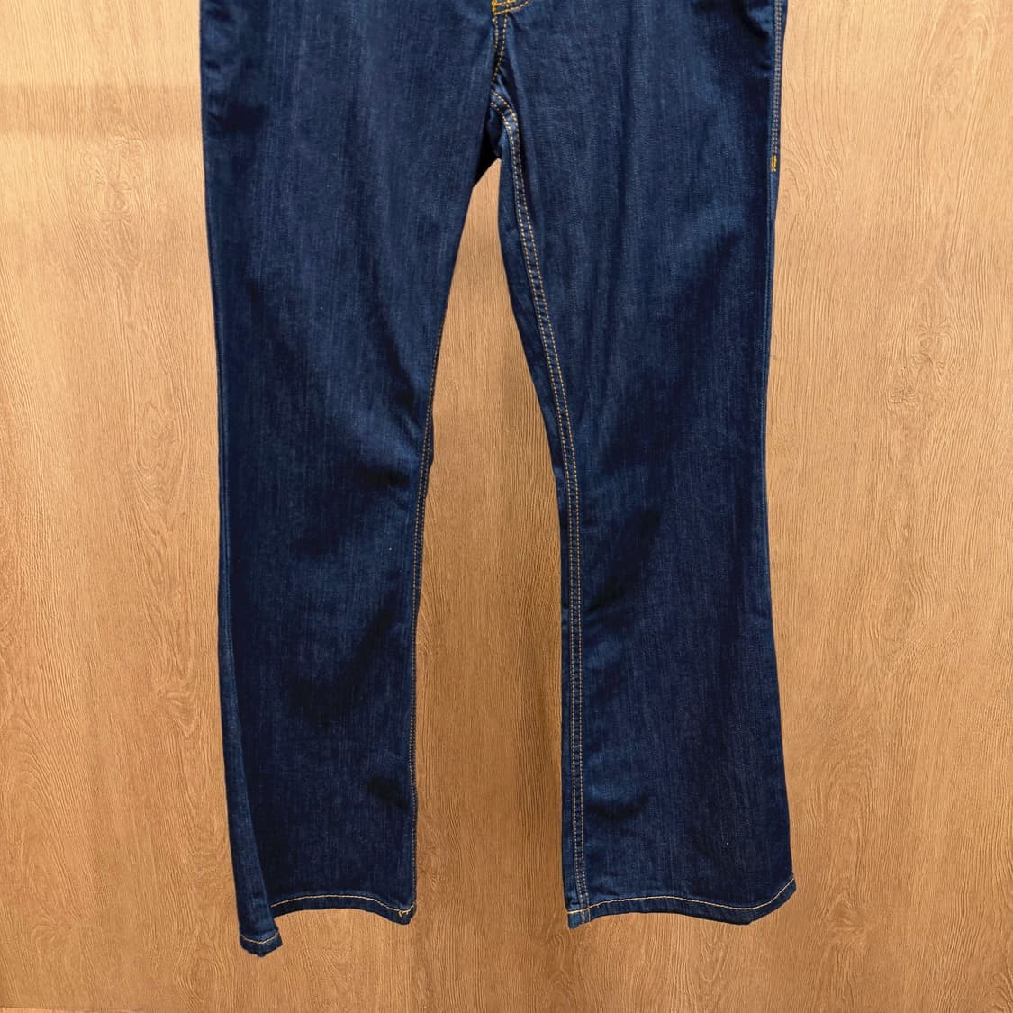 DKNY 진스 데님 팬츠 로우라이즈 가죽 로고 패치 세미 부츠컷 인디고 상품이미지4