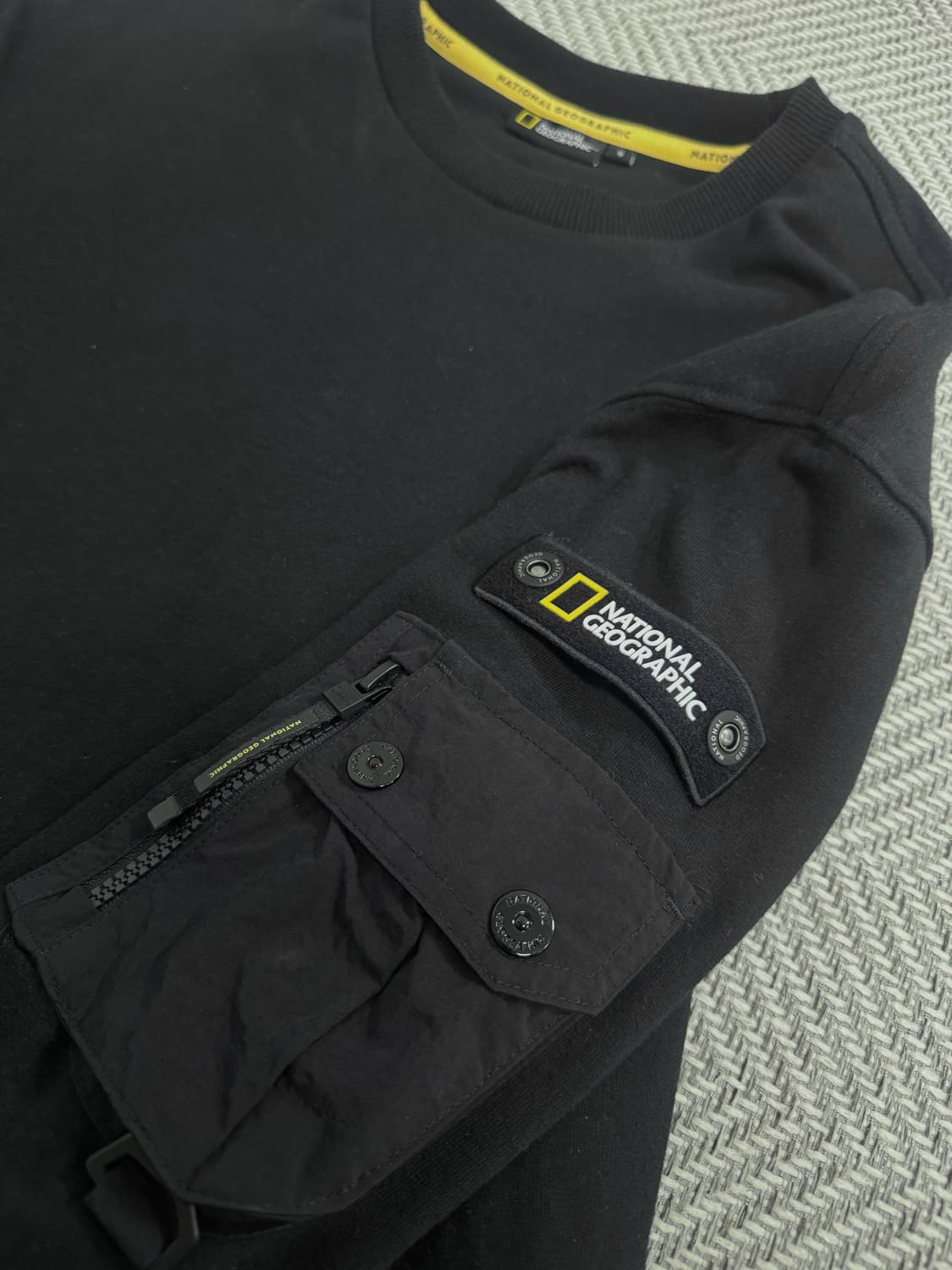 내셔널지오그래픽 블랙 맨투맨 상품이미지2