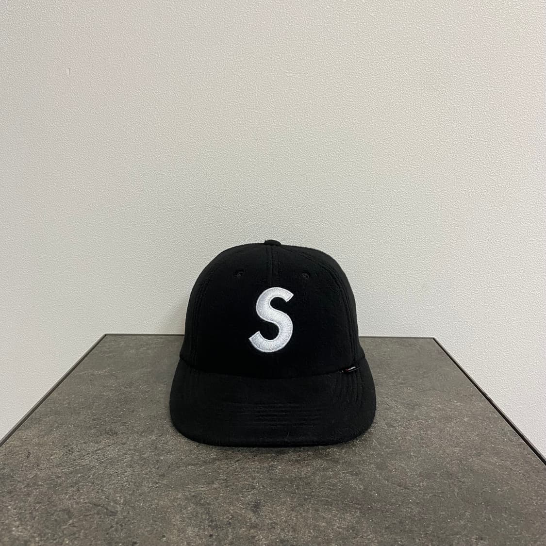 슈프림 S로고 볼캡 모자 에스로고 플리스 블랙 6패널 캡 상품이미지1