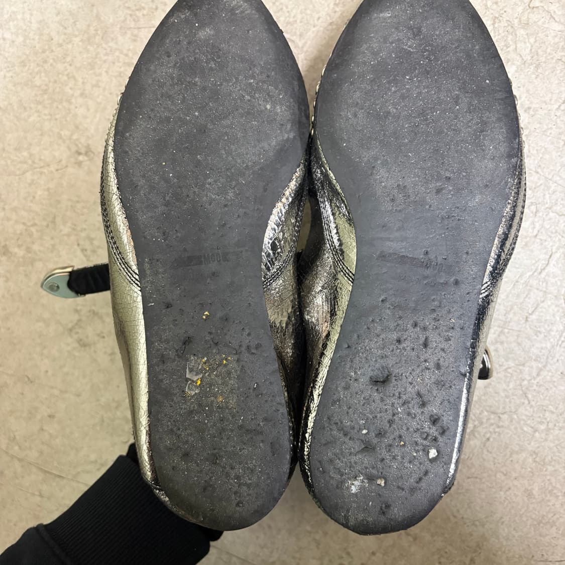 맥퀸 스터드 플랫슈즈 실버 235 상품이미지8