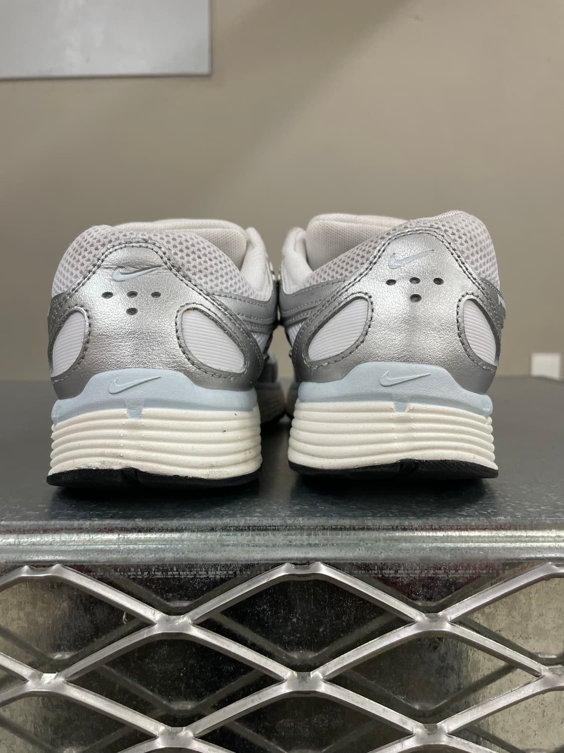 나이키 P-6000 메탈릭 실버 245 상품이미지3