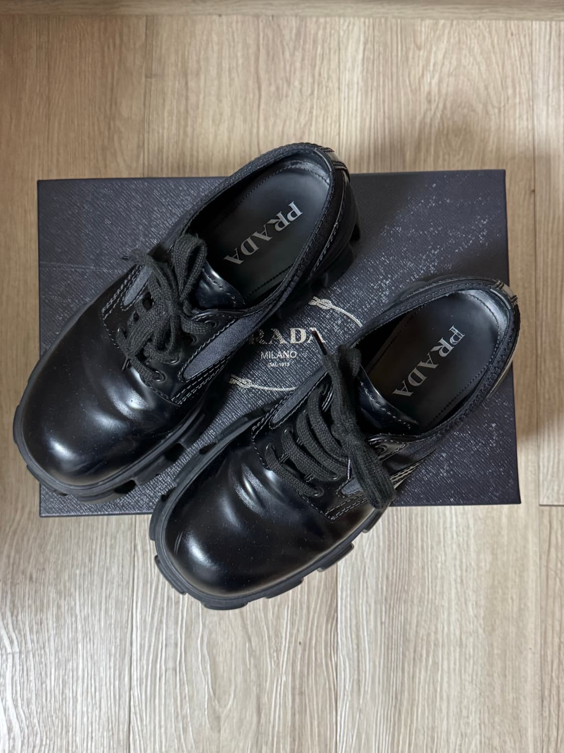 [6.5] 프라다 모놀리스 브러쉬드 레이스업 슈즈 블랙 상품이미지3